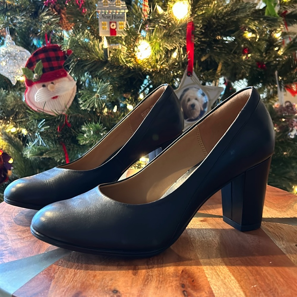 Clark’s Comfort shoes size 8 made for woman who have issues with high heels